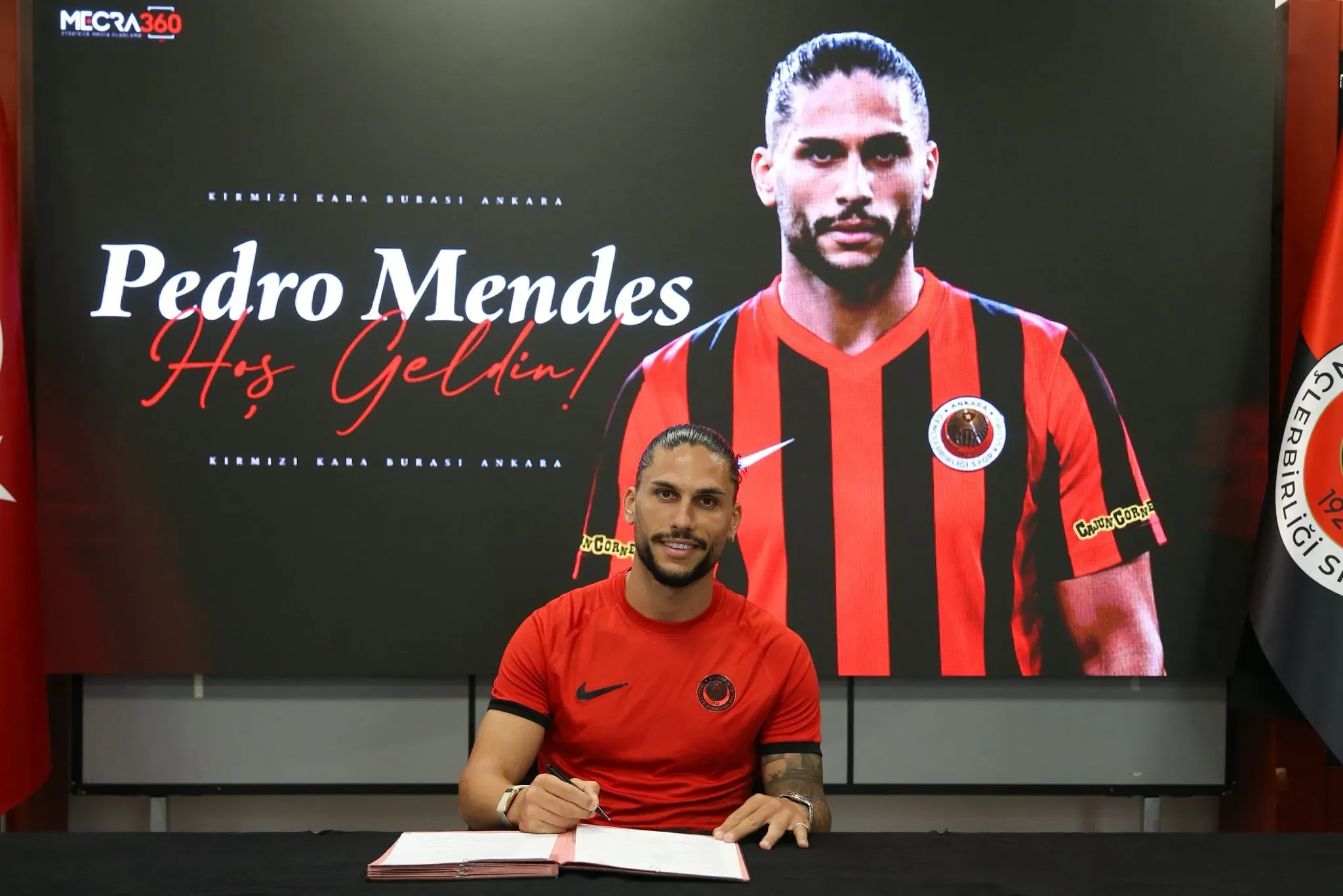 Oficial: Ex-Sporting junta-se a Tiago Gouveia